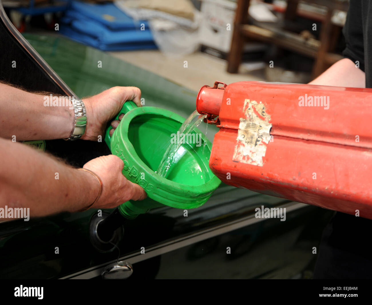 Verser de l'essence dans une voiture à partir d'un jerrycan à travers un  entonnoir Photo Stock - Alamy