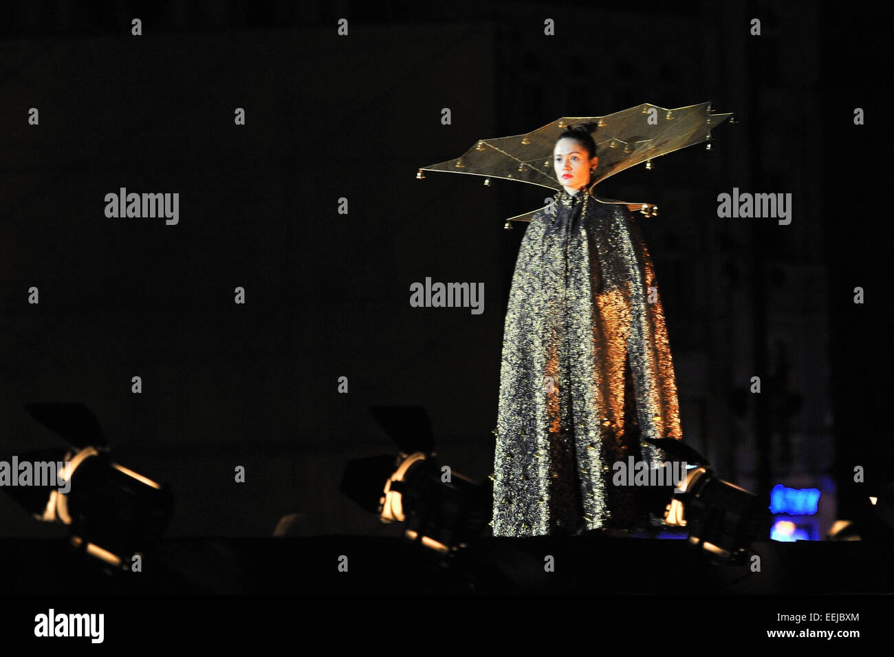 Plzen, République tchèque. 17 Jan, 2015. Artiste effectue un show durant le gala d'ouverture de la capitale européenne de la Culture 2015 (ECC) Projet sur la place centrale dans la région de Plzen, République tchèque, le samedi, Janvier 17, 2015. Le projet de Capitale européenne de la Culture à Plzen offrira environ 600 événements cette année, y compris le nouveau cirque et de théâtre, concerts et expositions. © Pavel Nemecek/CTK Photo/Alamy Live News Banque D'Images