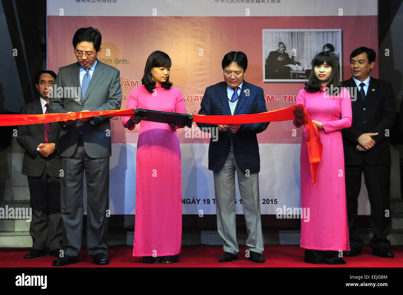 Hanoi, Vietnam. 19 Jan, 2015. Hong Xiaoyong (L'avant), l'ambassadeur chinois au Vietnam, et Vuong Duy Bien (3R) du Vietnam, sous-ministre de la Culture, des Sports et du tourisme ont coupé le ruban lors de la cérémonie d'ouverture à l'exposition photo à Ho Chi Minh Museum à Hanoi, Vietnam, 19 janvier 2015. Une exposition de photos a été organisée conjointement par l'ambassade de Chine au Vietnam et Ho Chi Minh du Vietnam à Hanoi, Musée pour célébrer le 65e anniversaire de l'établissement de relations diplomatiques entre la Chine et le Vietnam. © Zhang Jianhua/Xinhua/Alamy Live News Banque D'Images