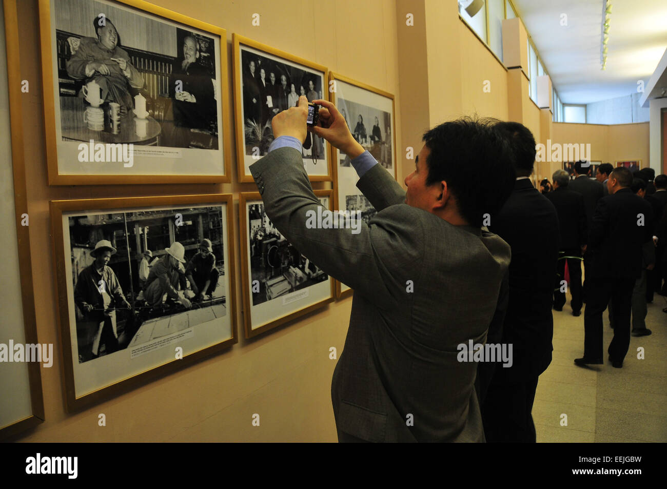 Hanoi, Vietnam. 19 Jan, 2015. Les visiteurs et prendre des photos d'images affichées à l'exposition photo à Ho Chi Minh Museum à Hanoi, Vietnam, 19 janvier 2015. Une exposition de photos a été organisée conjointement par l'ambassade de Chine au Vietnam et Ho Chi Minh du Vietnam à Hanoi, Musée pour célébrer le 65e anniversaire de l'établissement de relations diplomatiques entre la Chine et le Vietnam. © Zhang Jianhua/Xinhua/Alamy Live News Banque D'Images