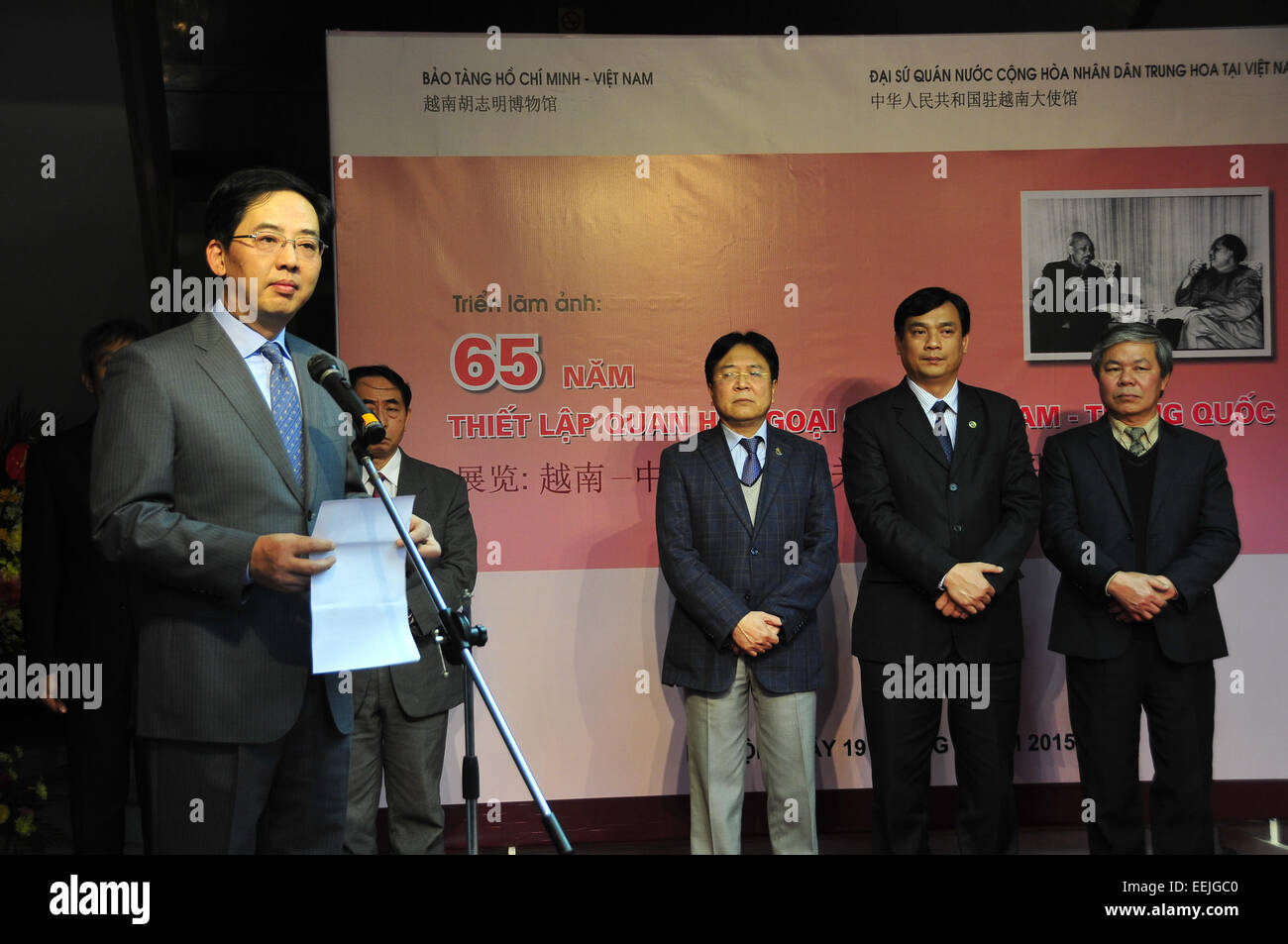Hanoi, Vietnam. 19 Jan, 2015. Hong Xiaoyong, ambassadeur chinois au Vietnam, adresses de la cérémonie d'ouverture à l'exposition photo à Ho Chi Minh Museum à Hanoi, Vietnam, 19 janvier 2015. Une exposition de photos a été organisée conjointement par l'ambassade de Chine au Vietnam et Ho Chi Minh du Vietnam à Hanoi, Musée pour célébrer le 65e anniversaire de l'établissement de relations diplomatiques entre la Chine et le Vietnam. © Zhang Jianhua/Xinhua/Alamy Live News Banque D'Images