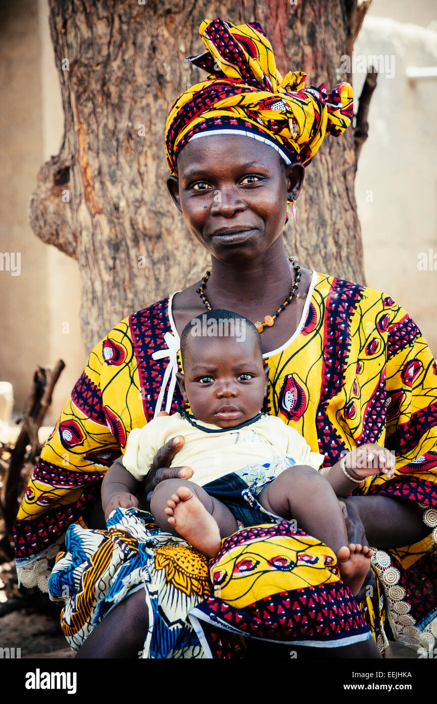 Portrait de femme avec son bébé dans le lundi, marché de Djenné, Mali. Banque D'Images