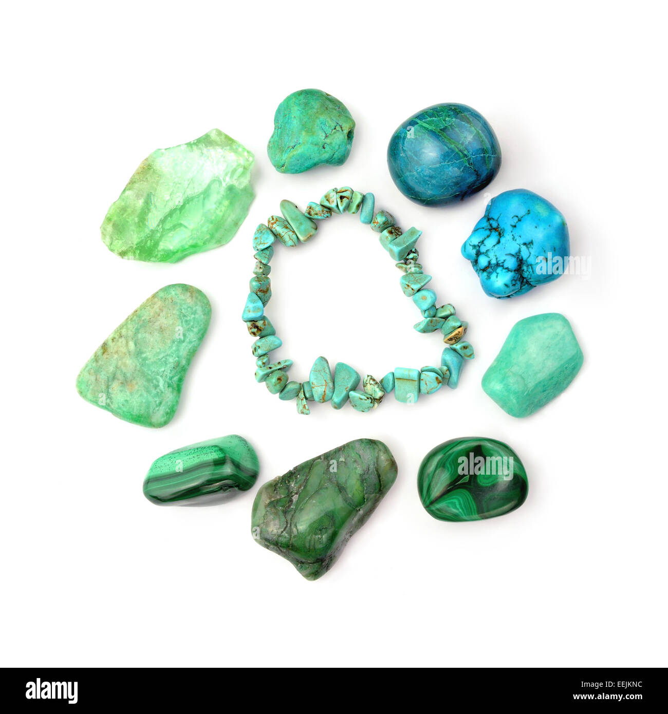 Vert et turquoise pierres précieuses en arrangement ronde, isolé sur fond blanc. Bracelet Turquoise au centre. Banque D'Images