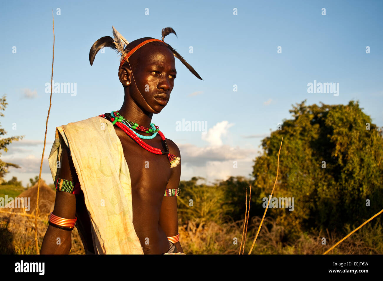 Jeune homme appartenant à la tribu Hamer. Il participe à un événement tribal, un taureau sautant ( cérémonie l'Ethiopie) Banque D'Images