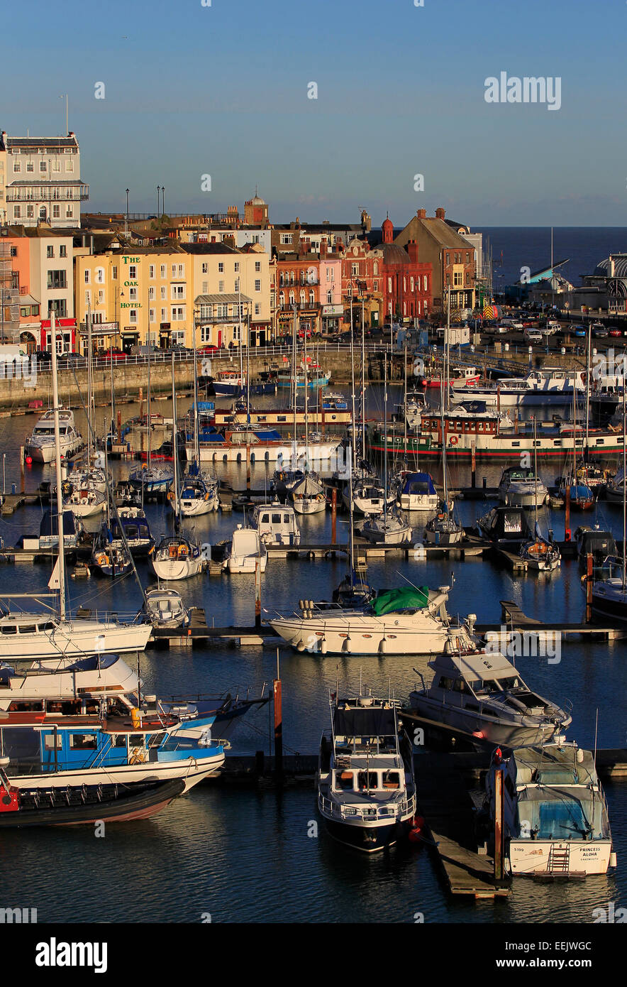 Bateaux et bâtiments colorés du port de West Cliff, Ramsgate, Kent Banque D'Images