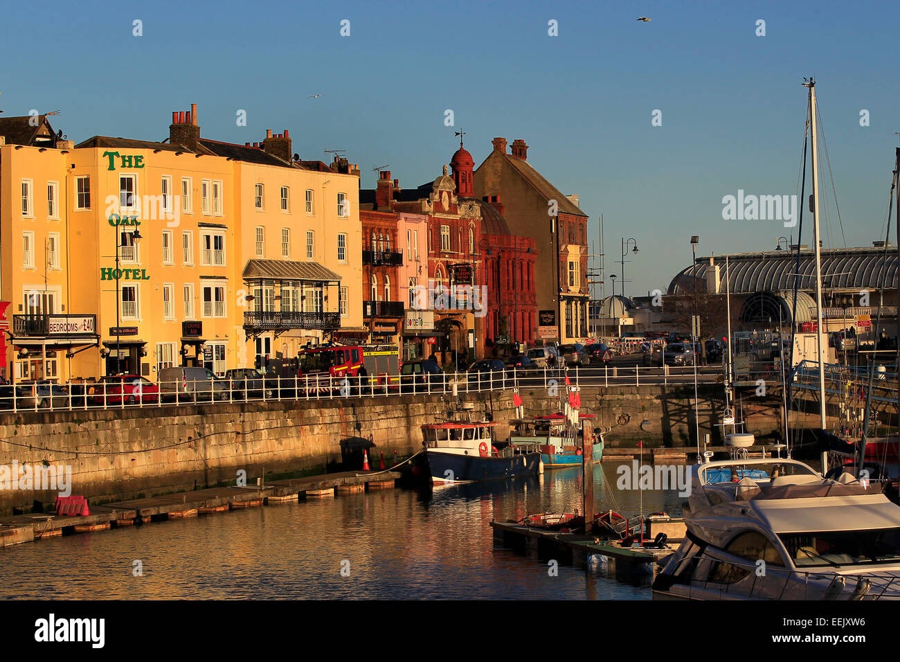 Bateaux et bâtiments colorés du port de West Cliff, Ramsgate, Kent juste avant le coucher du soleil Banque D'Images