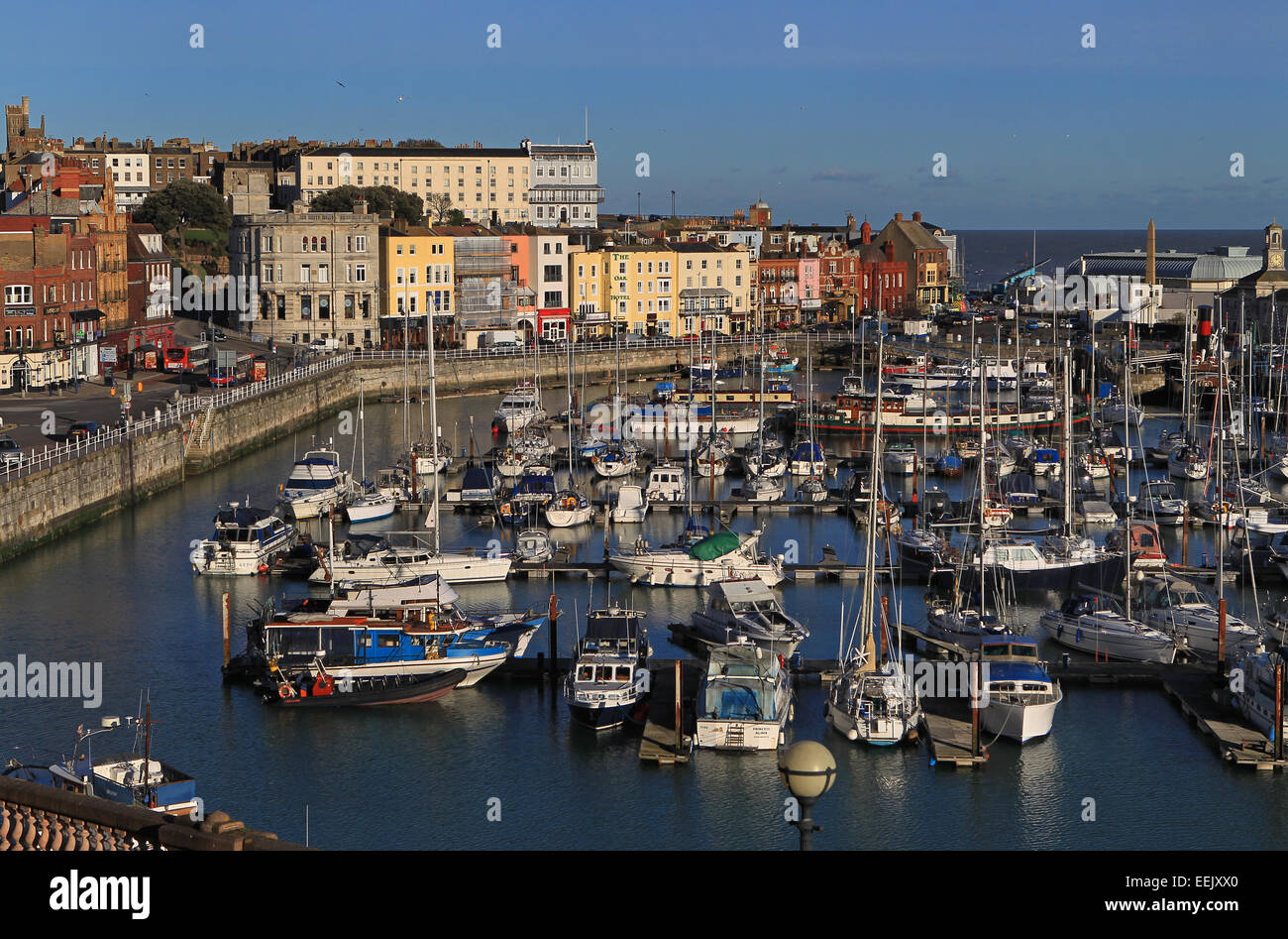 Bateaux et bâtiments colorés du port de West Cliff, Ramsgate, Kent Banque D'Images