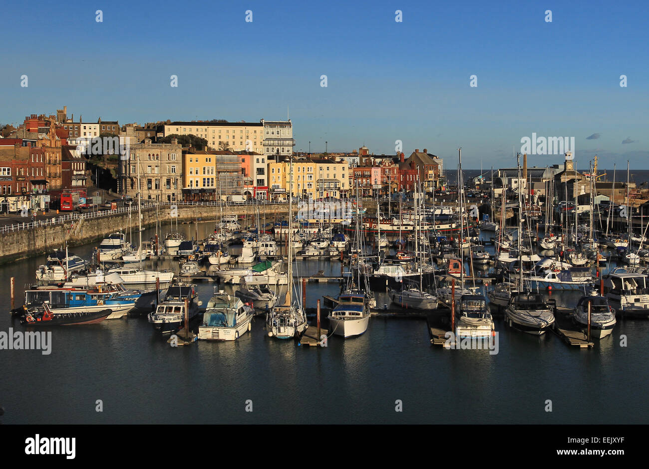 Bateaux et bâtiments colorés du port de West Cliff, Ramsgate, Kent Banque D'Images