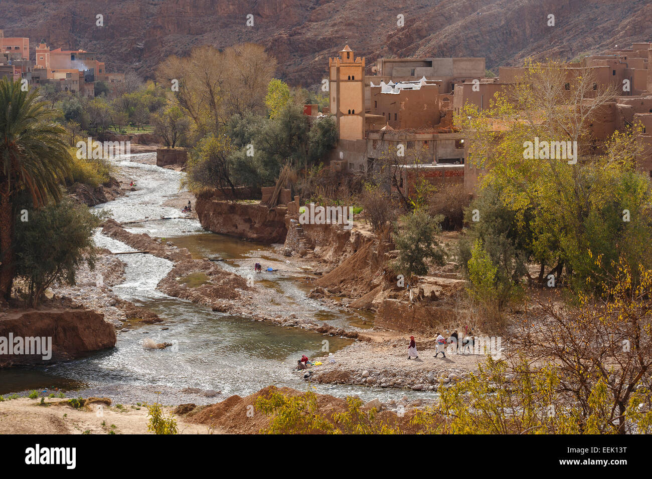 Village et rivière. Gorges du TODRA. Le Maroc. L'Afrique du Nord. Afrique du Sud Banque D'Images