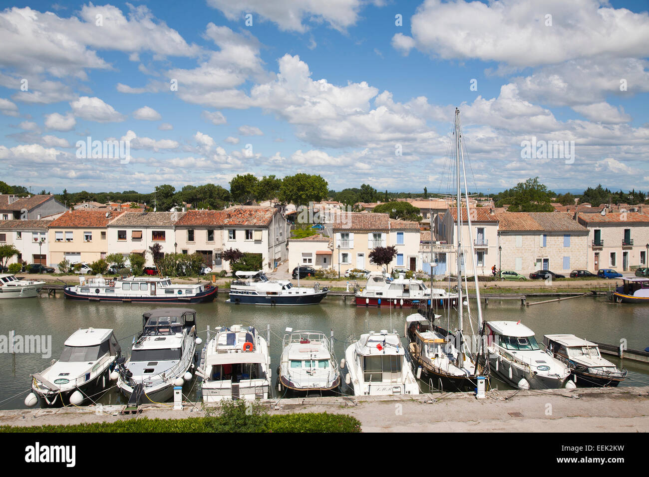 Canal et port, aigues mortes, Camargue, Provence, France, Europe Banque D'Images