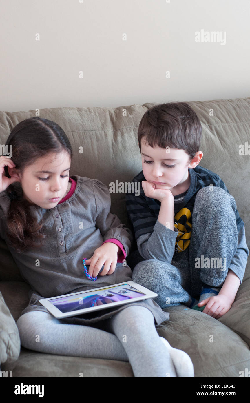 Les enfants avec tablet Banque D'Images