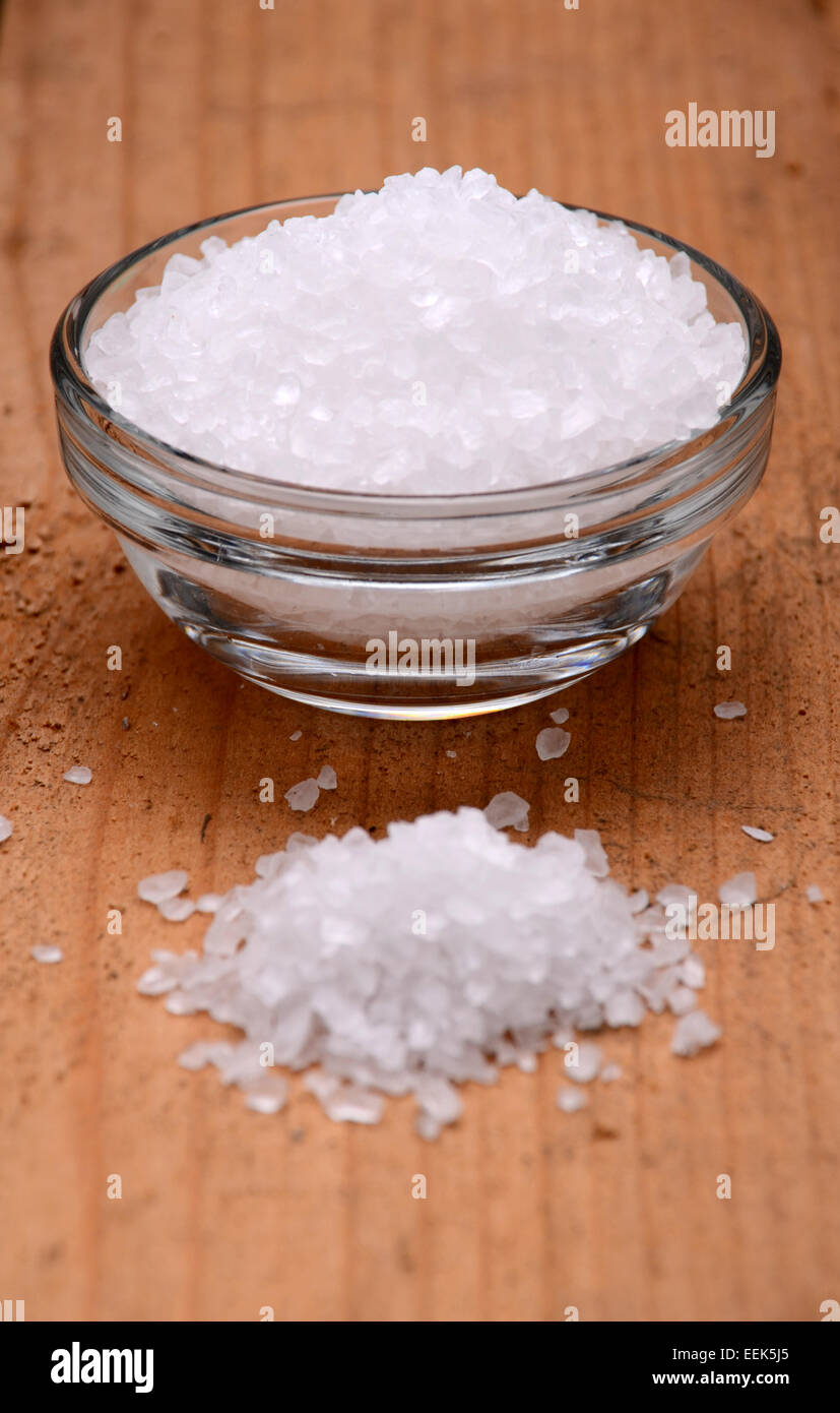 Le sel de mer dans un bol sur une table en bois Banque D'Images