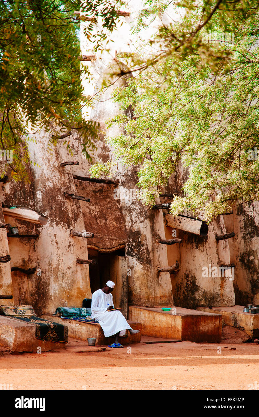 Lecture de Marabu à la mosquée porte, Bobo Dioulasso, Burkina Faso Banque D'Images