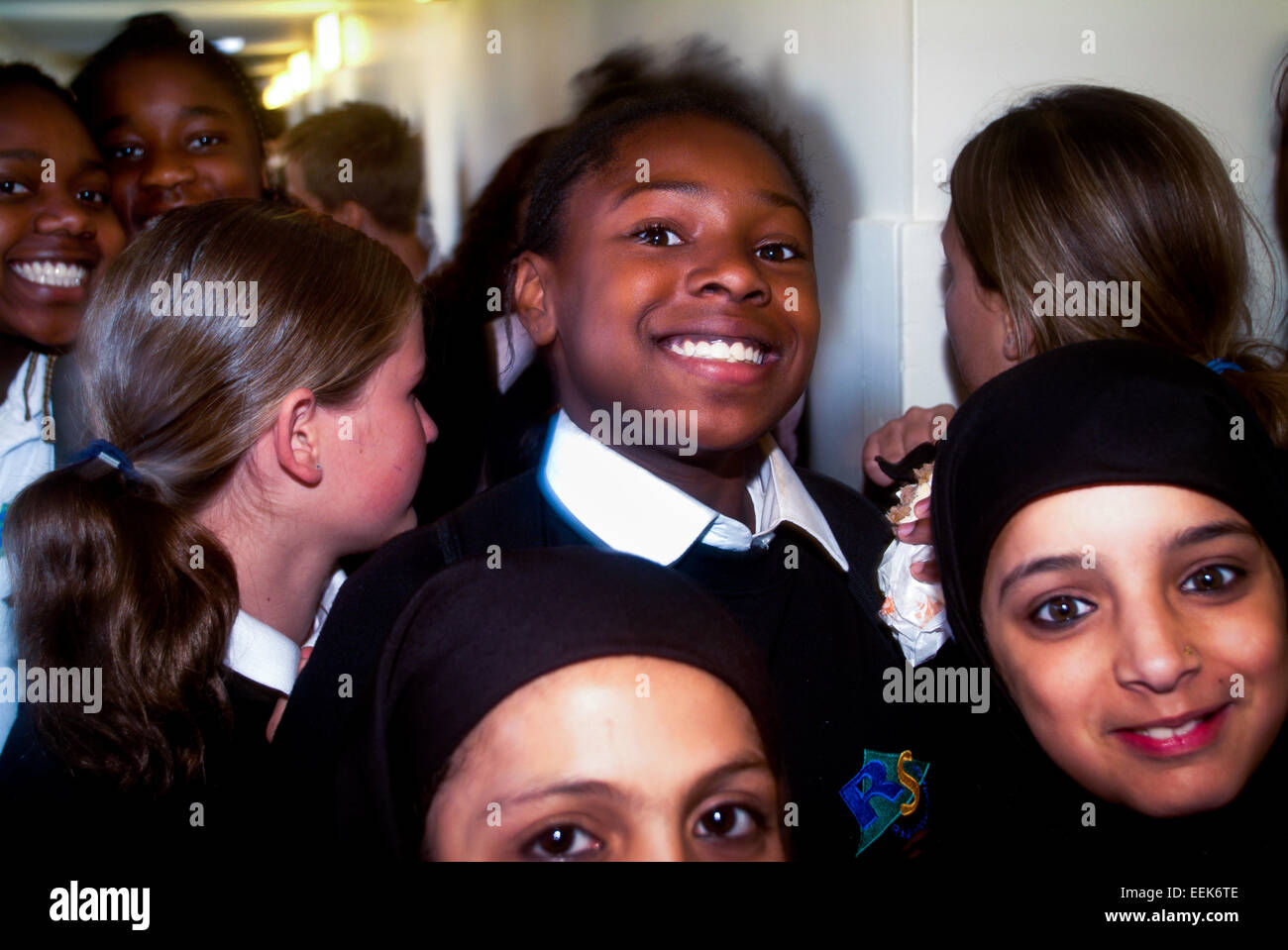 Smiling in foule dans couloir d'école Banque D'Images