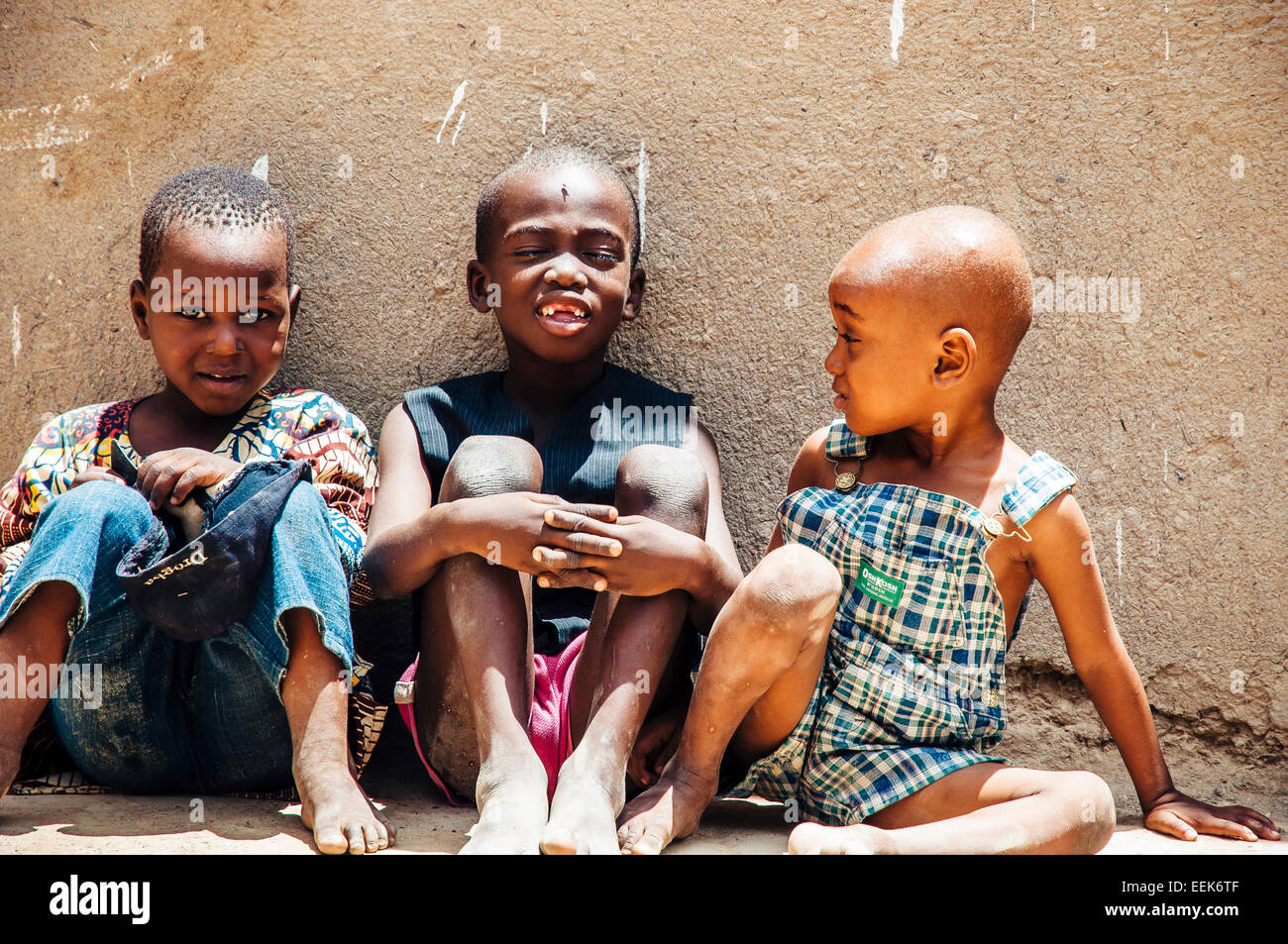 Portrait de trois enfants assis dans les rues de Djenné. Mali Banque D'Images