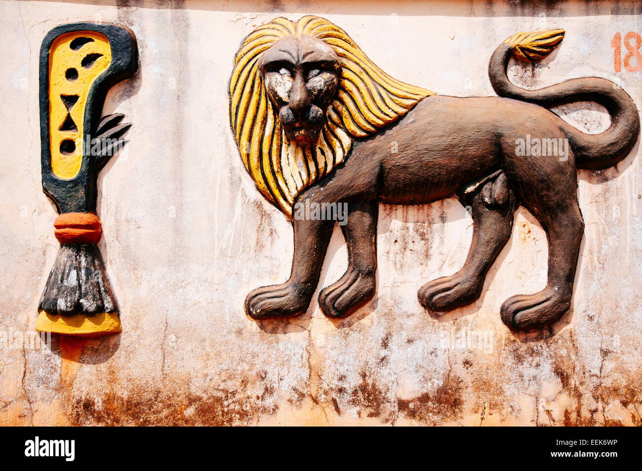 Lion dans le mur du Palais Royal. Abomey, Bénin Banque D'Images