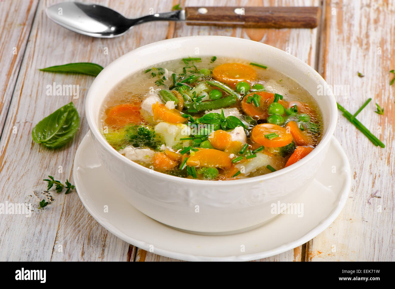 Soupe de légumes dans un bol blanc. Selective focus Banque D'Images