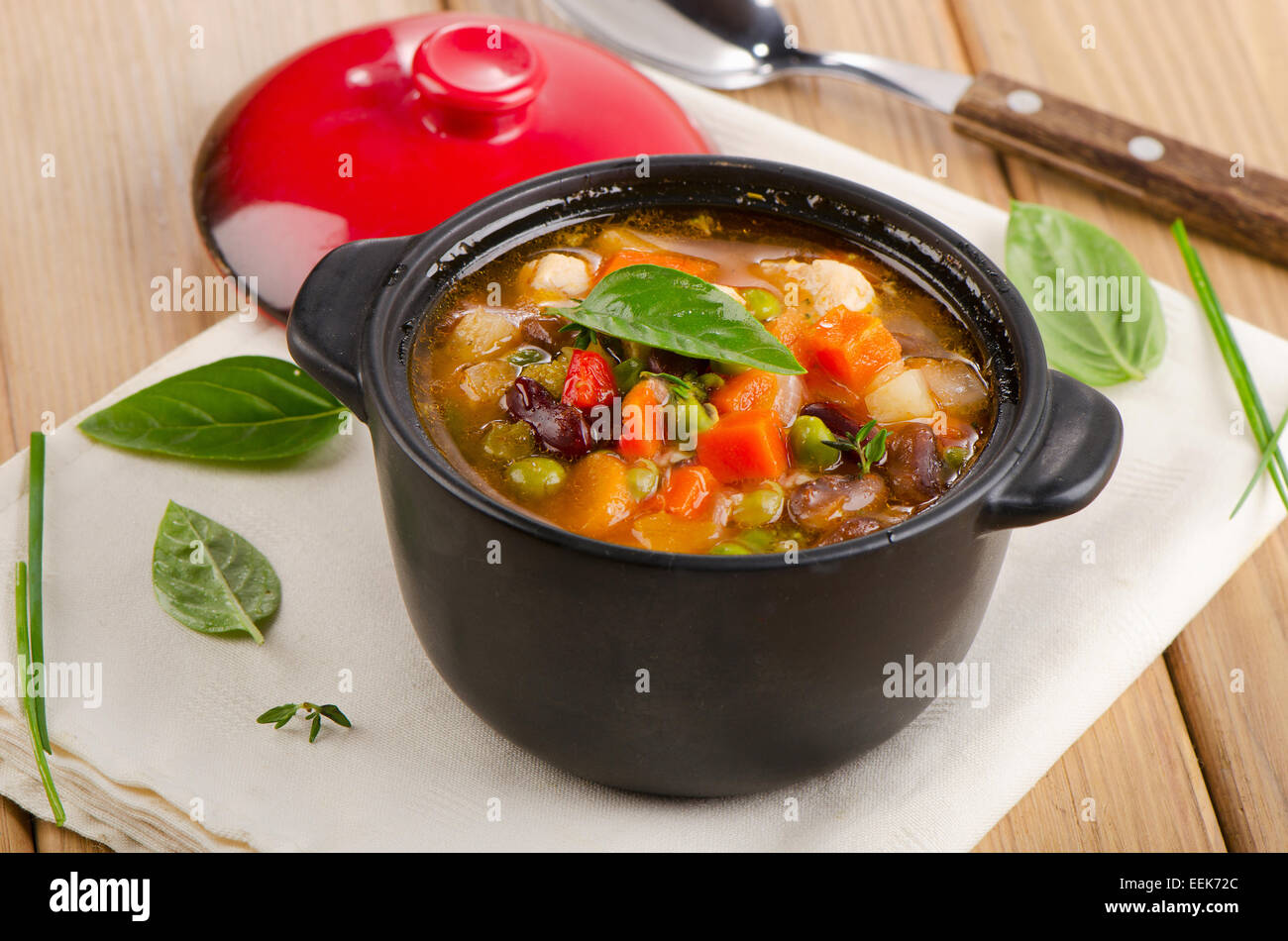 Bol de soupe minestrone aux haricots et légumes. Selective focus Banque D'Images