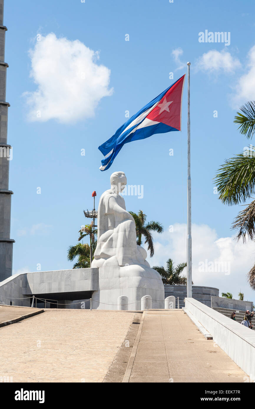 Statue en marbre blanc de Jose Marti, Plaza de la Revolución (Place de la Révolution), La Havane, Cuba avec drapeau national cubain Banque D'Images