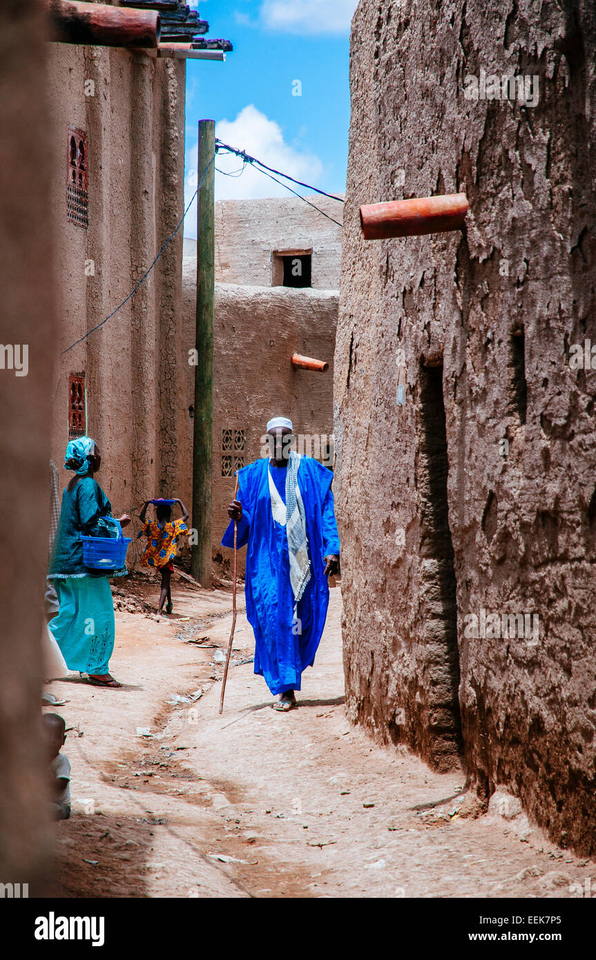 Marcher dans un fichier Adobe Marabu alley. Djenné, Mali Banque D'Images