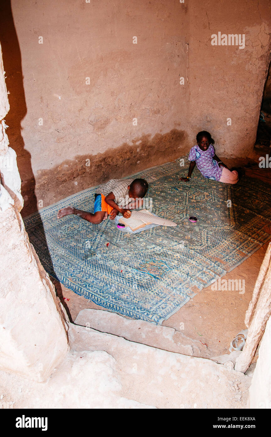 Enfant qui étudie le Coran à l'intérieur de son domicile, Djenne, Mali Banque D'Images