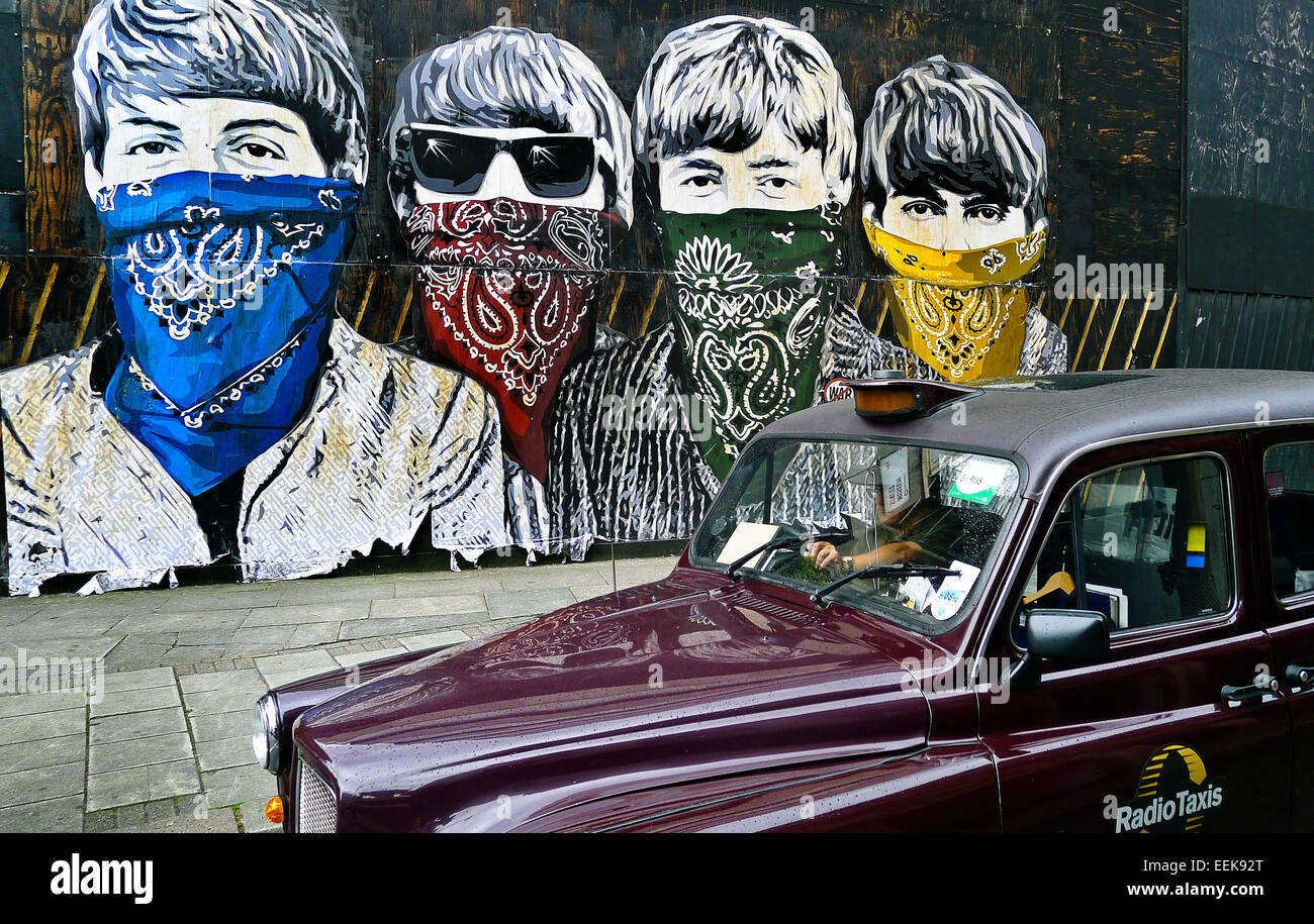 Beatles portant bandana couleur peinture sur mur mouchoirs Taxi déménagement passé graffiti Banque D'Images