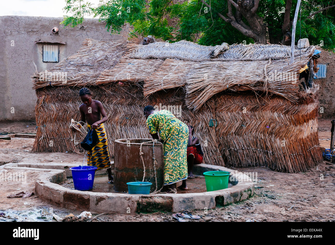 Les femmes de l'eau remplissage des seaux d'un puits. Djenné, Mali Banque D'Images