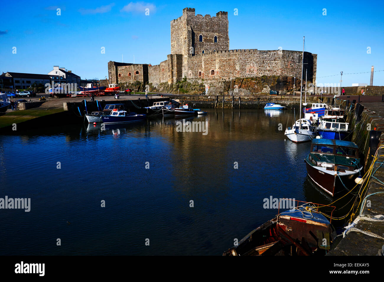 Carrickfergus Castle Harbour et le comté d'Antrim en Irlande Banque D'Images