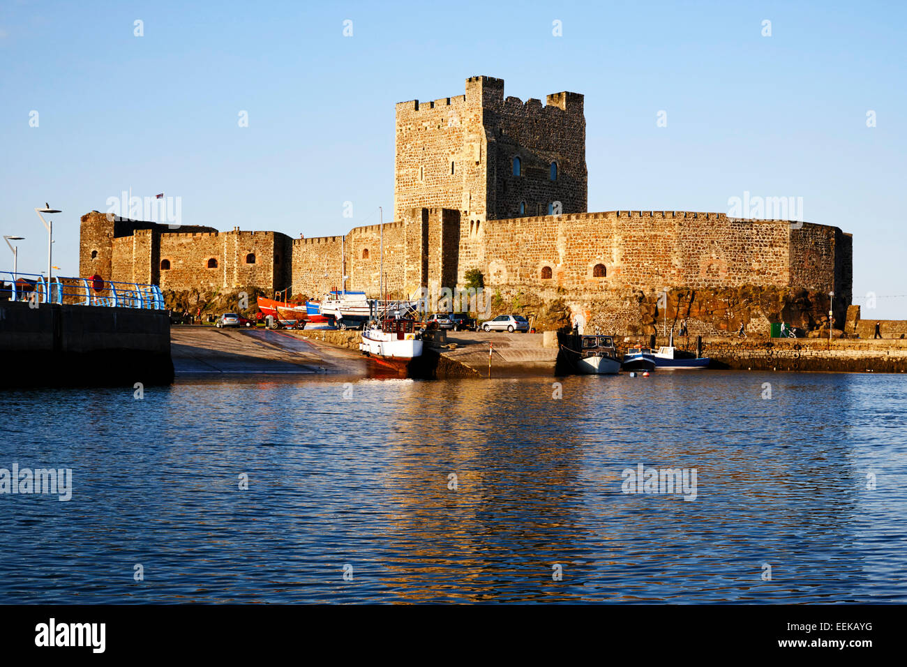 Carrickfergus Castle Harbour et le comté d'Antrim en Irlande Banque D'Images