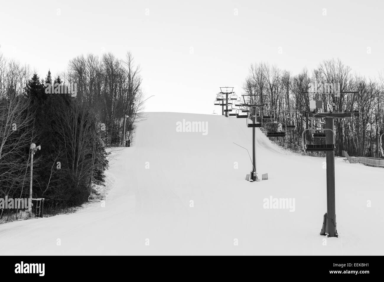 Télésiège dans une station de ski en noir et blanc Banque D'Images