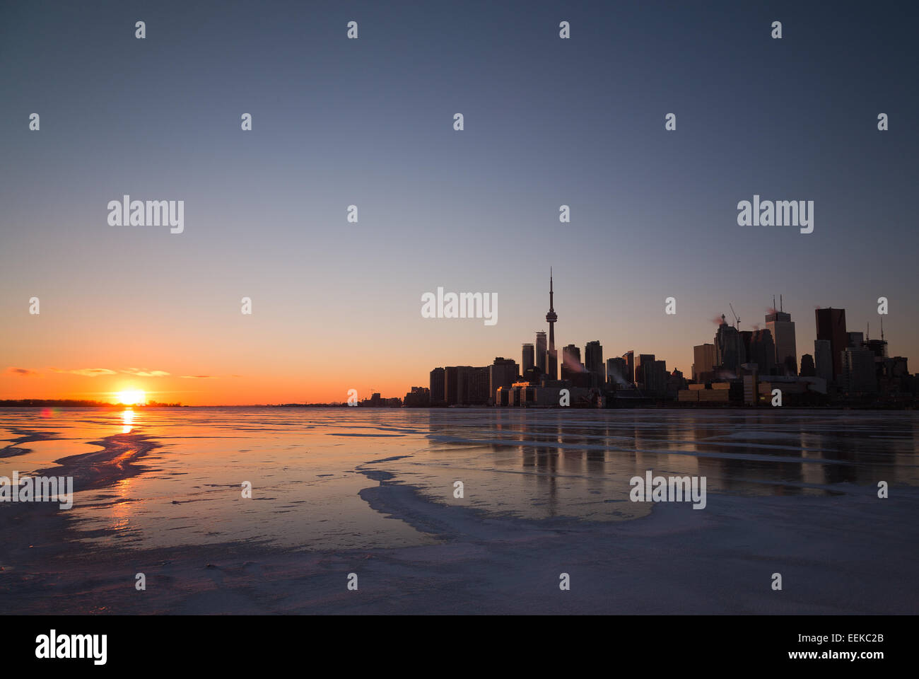 Ville de Toronto au coucher du soleil dans l'hiver avec copyspace Banque D'Images