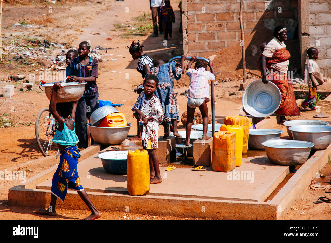 Dessin d'enfants de l'eau d'un puits dans un village, au Bénin. Banque D'Images