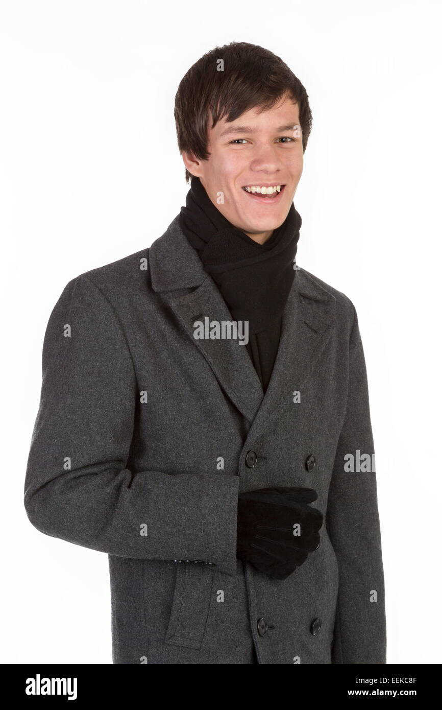 Jeune homme en manteau d'hiver, gants et écharpe Banque D'Images