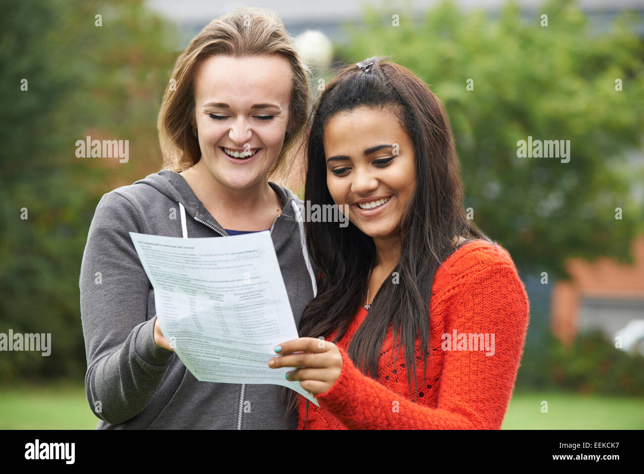 Deux étudiantes de célébrer ensemble les résultats de l'examen Banque D'Images