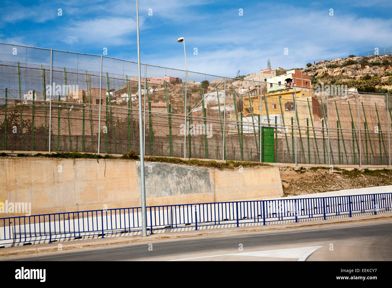 Clôtures de haute sécurité séparer l'enclave espagnole de Melilla, en Espagne, du Maroc, d'Afrique du Nord, janvier 2015 Banque D'Images