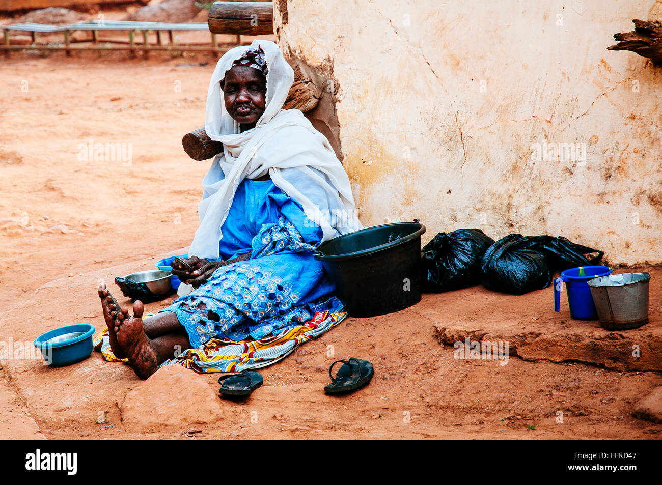 Portrait de femme aîné assis à l'extérieur de la grande mosquée, Bobo Dioulasso, Burkina Faso. Banque D'Images