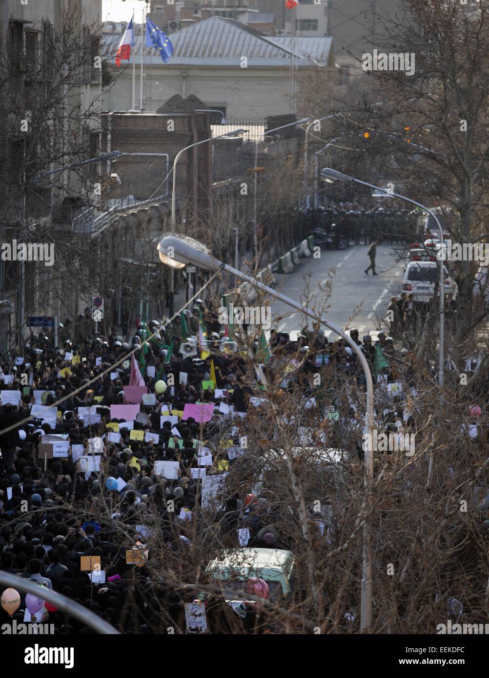 Téhéran, Iran. 19 Jan, 2015. Les forces de police spéciales diplomatique iranien bloquer la voie à l'ambassade de France au cours d'une manifestation à Téhéran. Des milliers d'Iran's force paramilitaire basiji, étudiants et personnes ont manifesté contre la publication du prophète Mahomet par le magazine français Charlie Hebdo. © Morteza Nikoubazl/ZUMA/Alamy Fil Live News Banque D'Images