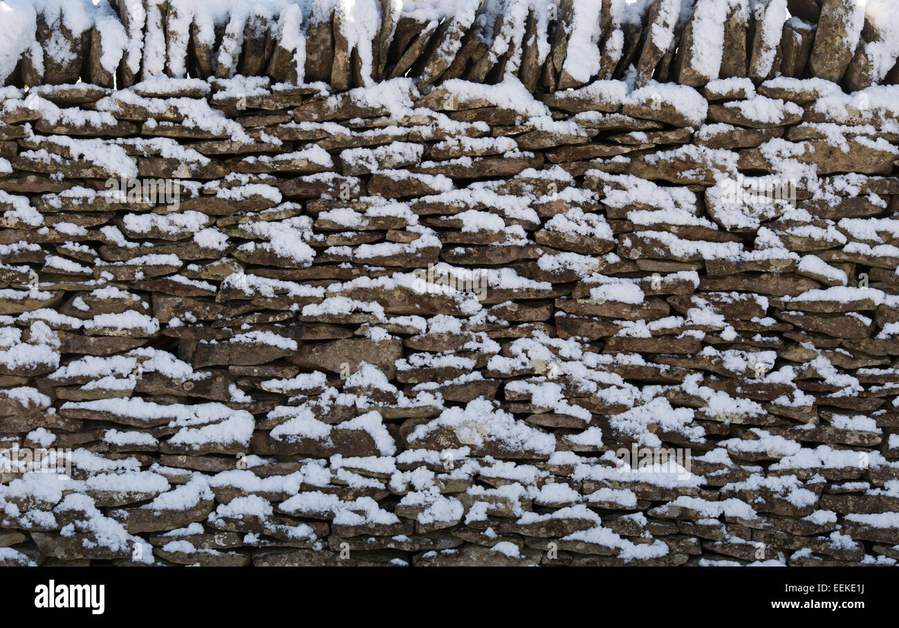 Mur en pierre de Cotswold sec recouvert de neige. Arles, France Banque D'Images