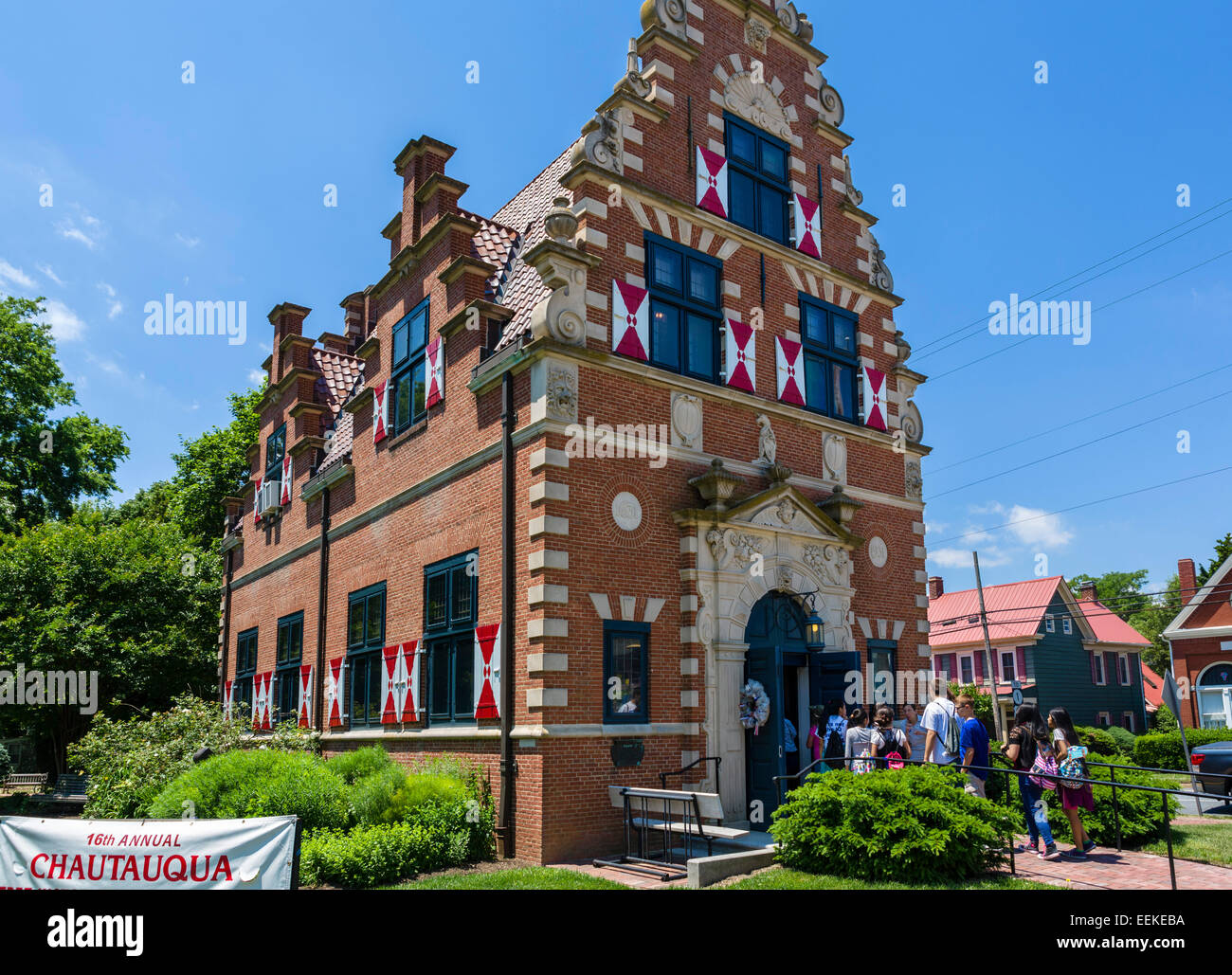 Groupe d'école d'entrer dans le musée de Zwaanendael, Lewes, Delaware, Etats-Unis Banque D'Images