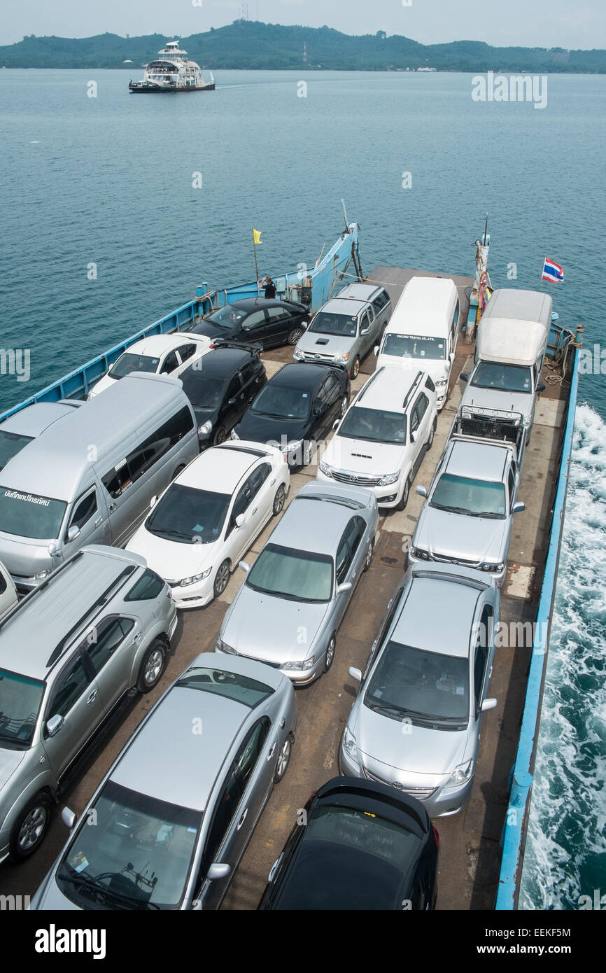 Car-ferry à partir de la terre ferme près de l'île de Koh Chang, Trat, Thaïlande. Banque D'Images