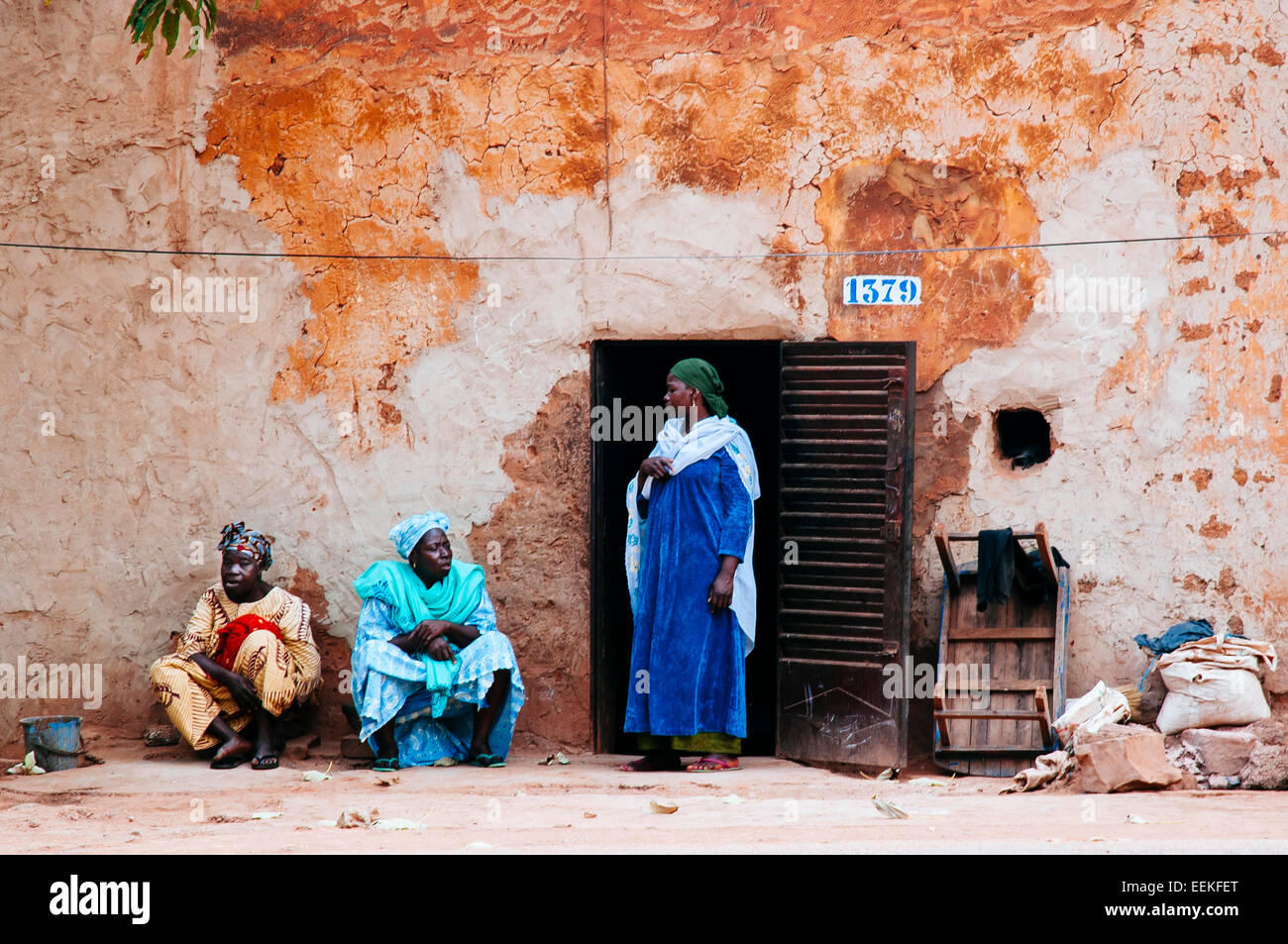 Des femmes qui parlent à une maison de la porte. Bobo Dioulasso, Burkina Faso Banque D'Images