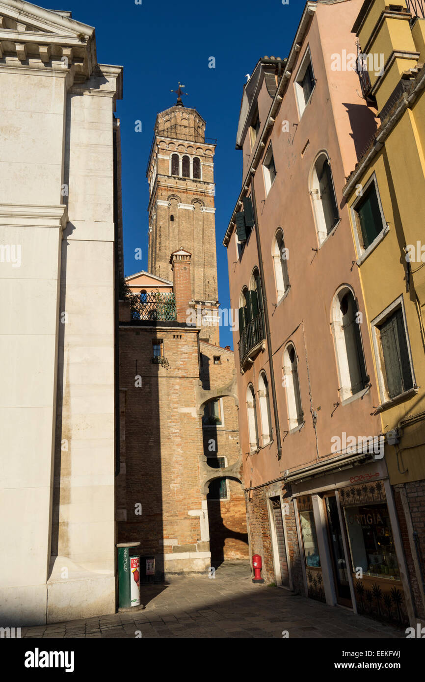 Le Campanile de San Stefano Campo San Maurizio Banque D'Images