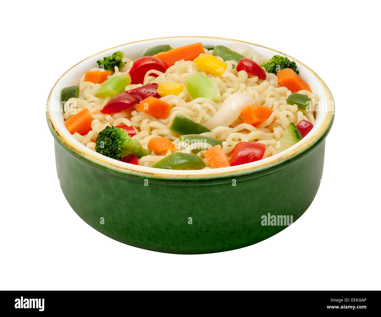 Nouilles Ramen avec des légumes sautées dans un bol vert Banque D'Images