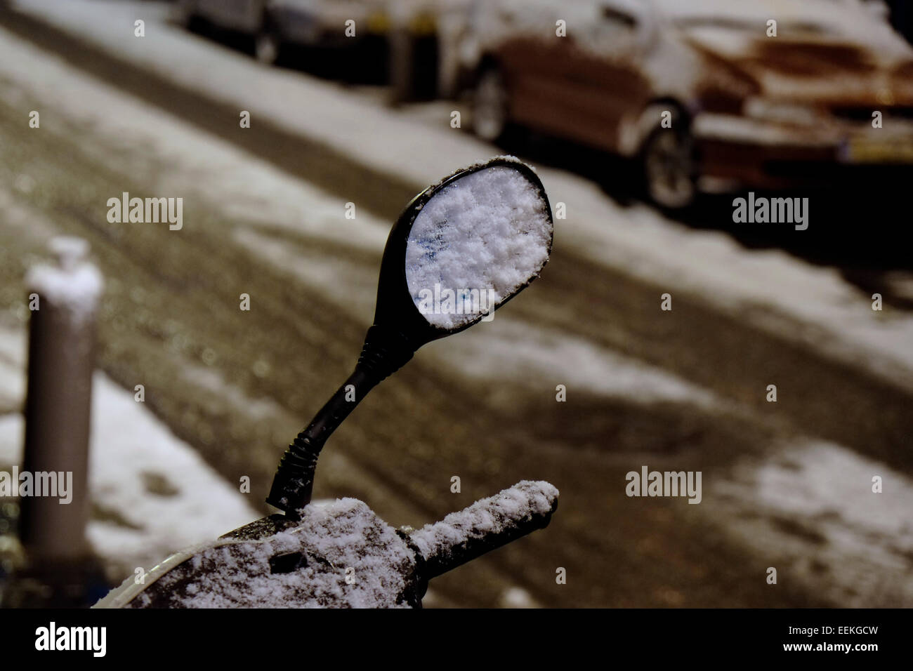 La neige recouvre le miroir d'une moto à Jérusalem israël Banque D'Images