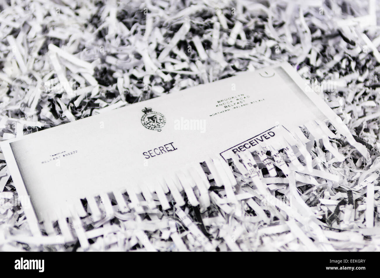 La moitié déchiqueté classés 'secret' document de la police. Banque D'Images