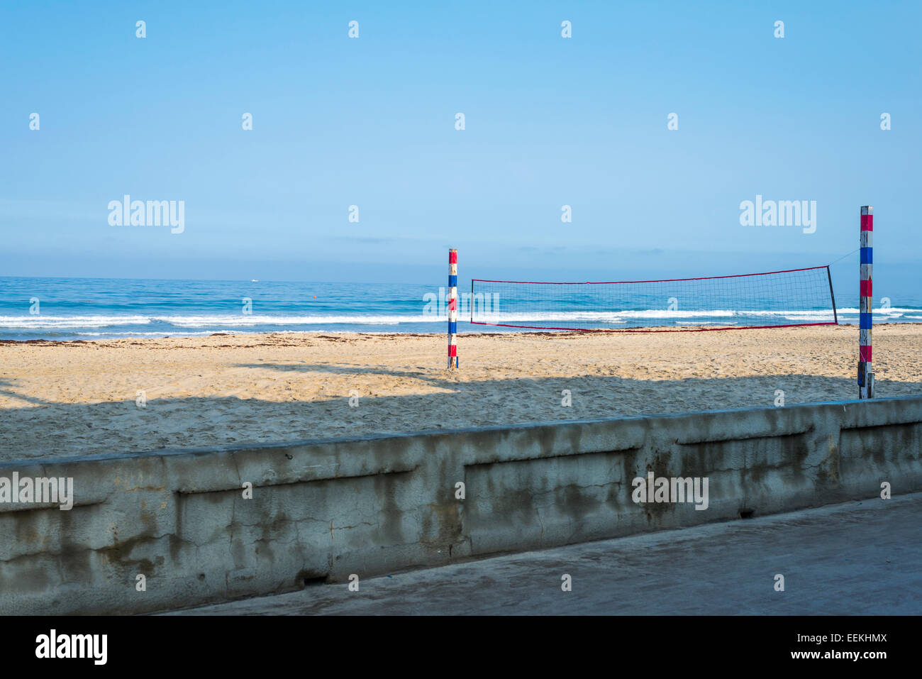 Rouge, blanc et bleu du beach-volley. Mission Beach, San Diego, California, United States. Banque D'Images