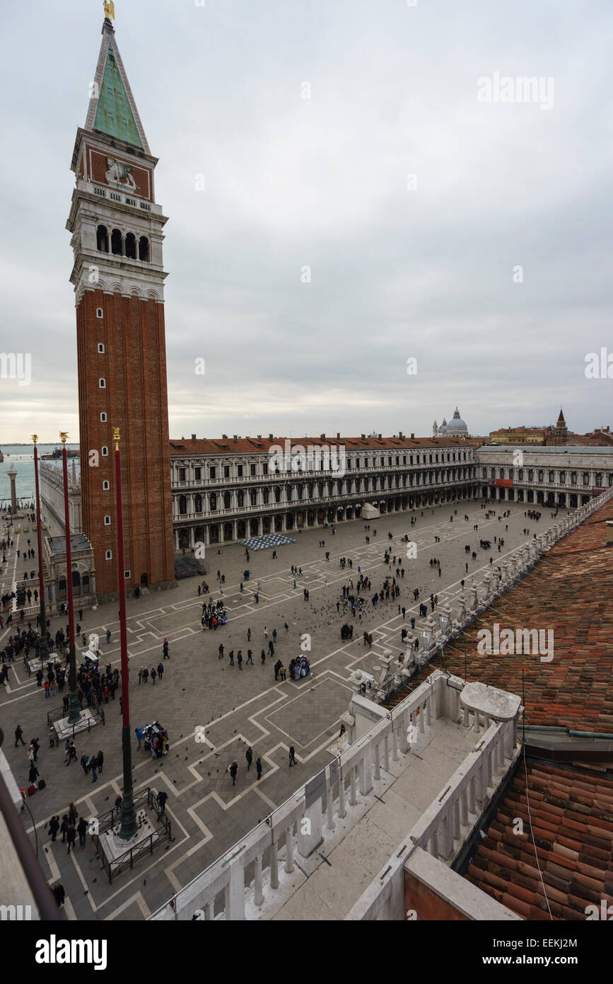 Piazza San Marco et le Campanile vu du haut de la tour Orological Banque D'Images