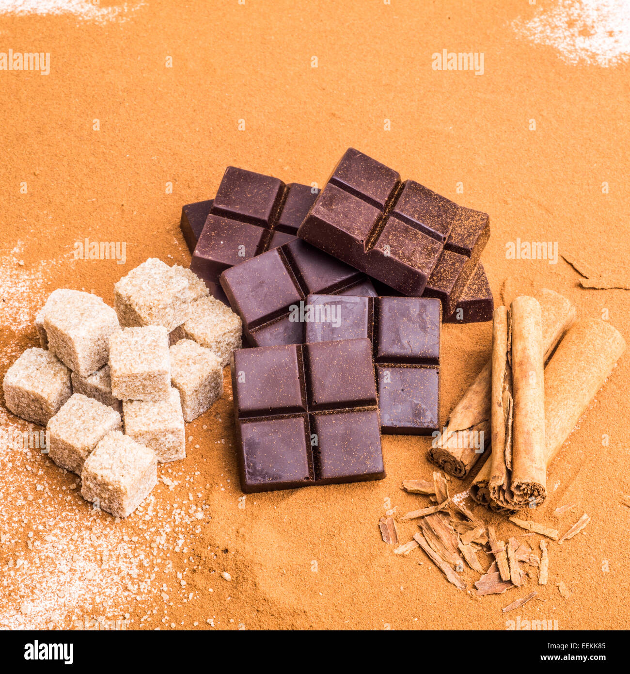 Chocolat artisanal avec certains des ingrédients qui vont dans ces chocolats. Banque D'Images