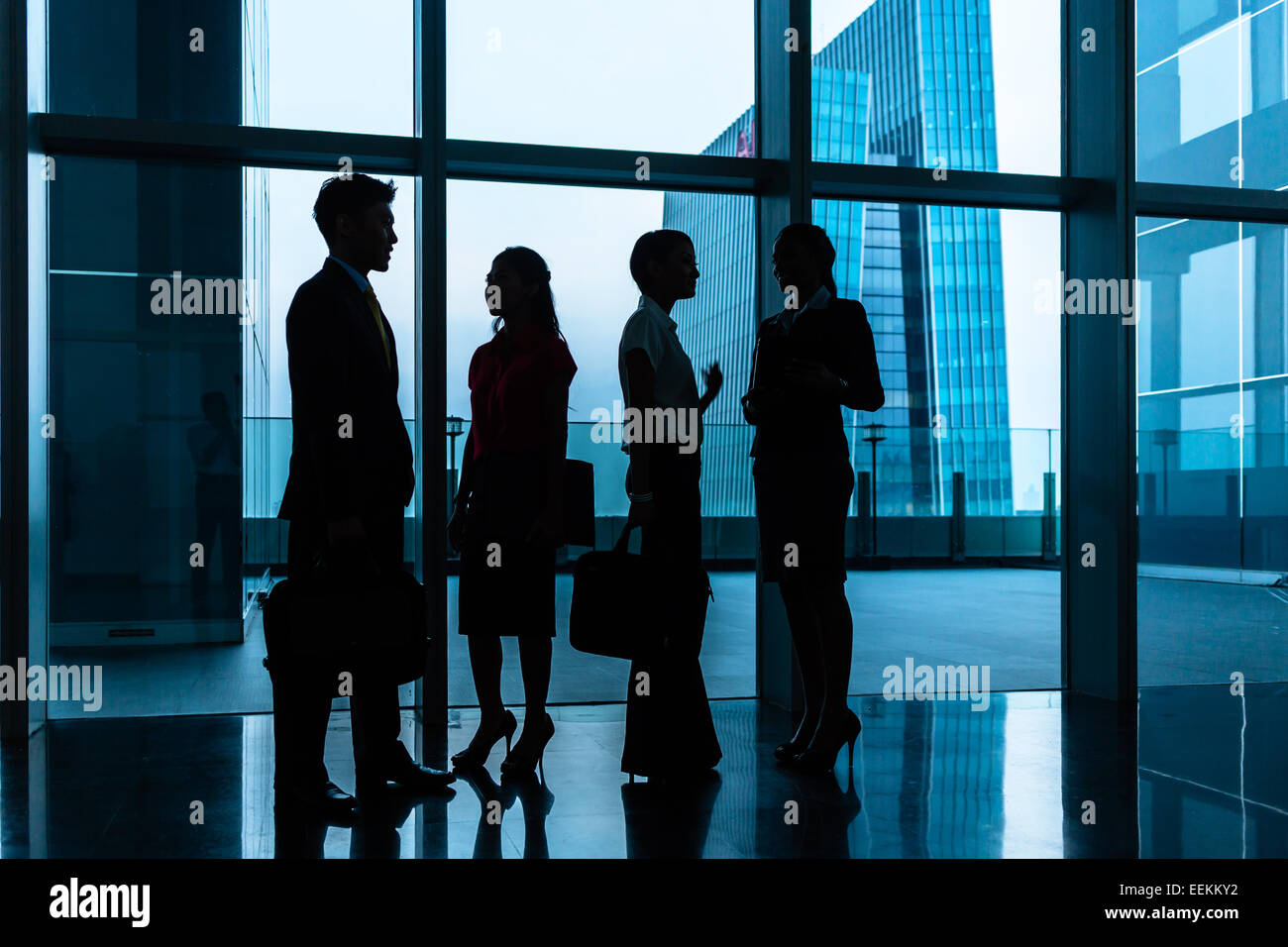 Groupe de gens d'affaires ou de hall, une ville en arrière-plan, silhouette shot Banque D'Images
