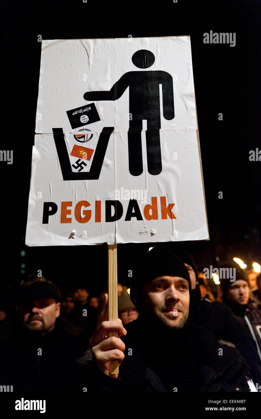 Copenhague, Danemark, 19 Janvier 2015 : Quelques Pegida 300 manifestants se rassemblent devant la galerie nationale danoise et de là, ils ont marché les 2 kilomètres jusqu'à la statue de la petite sirène - l'essence de l'héritage culturel danois dans son sens populaire. C'était la première manifestation organisée par le nouveau Danois - Allemand - Pegida mais inspiré du mouvement. Credit : OJPHOTOS/Alamy Live News Banque D'Images